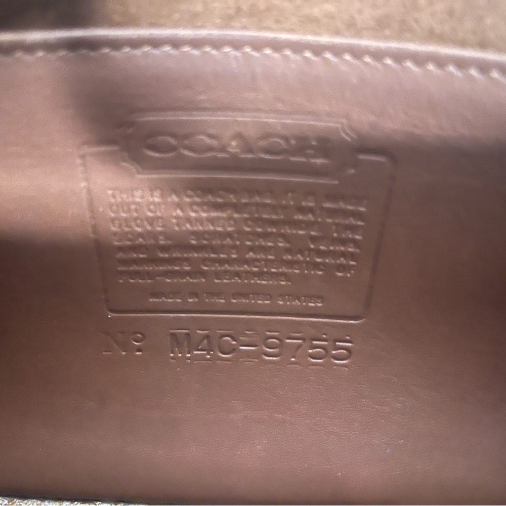Vintage Coach Pocket Purse
Creed No M4C-9755 (1994). Made in the USA
10x6x2.5 - Picture 4 of 10
